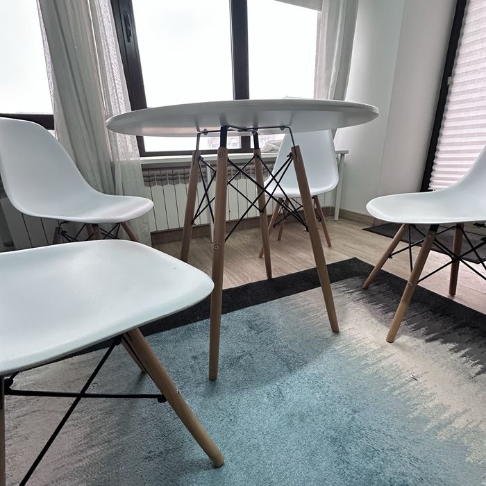 Masă rotundă albă Ø80 cm cu 4 scaune – stil scandinav