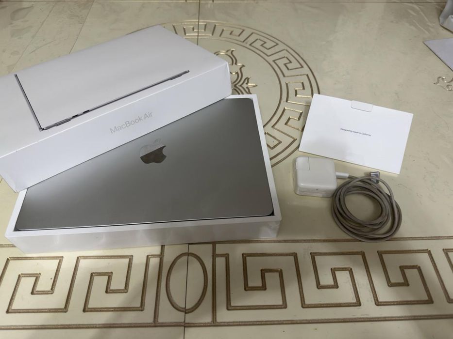 Продам Macbook Air M2 2022 года