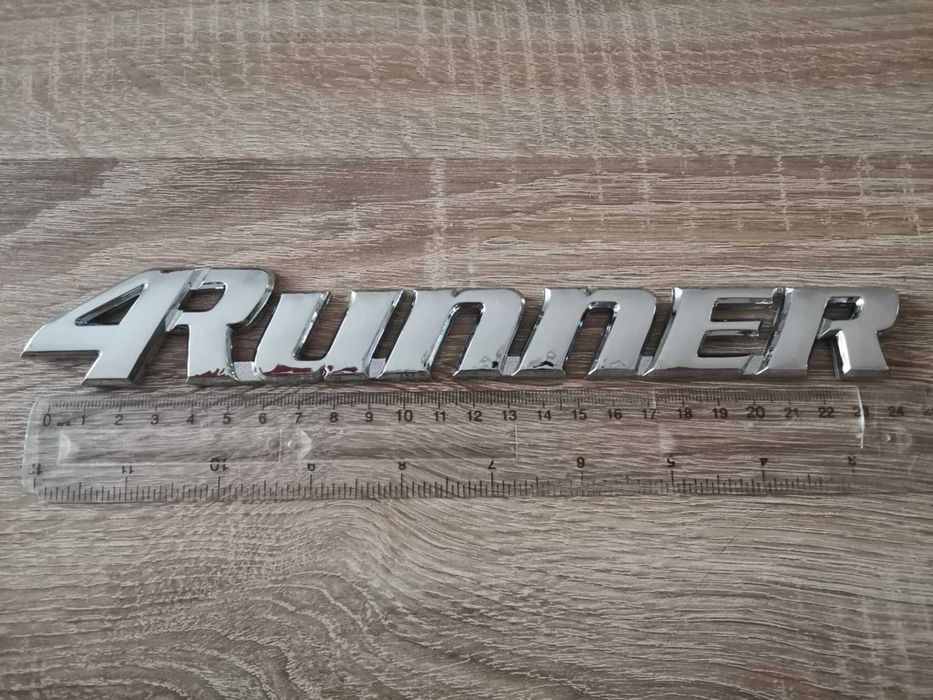 сребрист надпис Toyota 4Runner