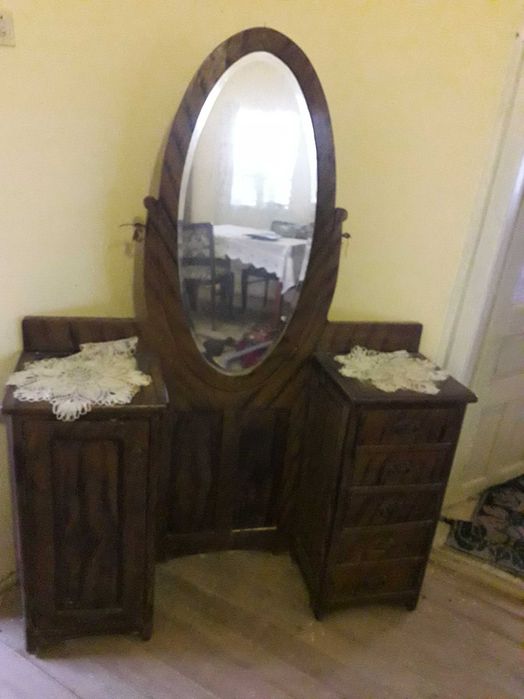 Mobilă veche masivă din nuc