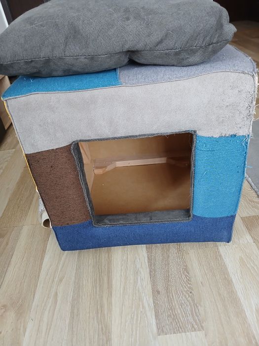 Продавам кучешка/котешка къщичка табуретка