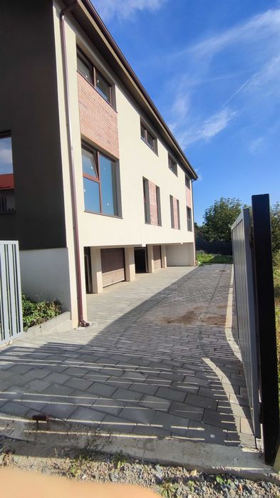 Duplex semifinisat Iris - Oasului 2 garaje, curte - pretabil depozit
