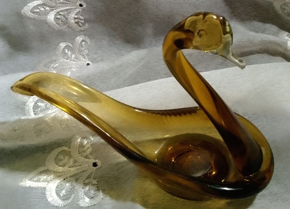 Стеклянные статуэтки лебедей. Винтаж.