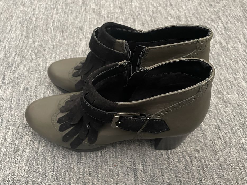 Vând pantofi de piele.