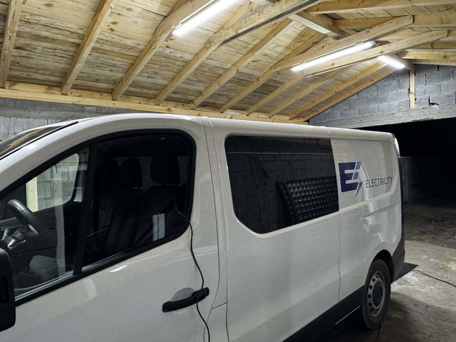 Затъмняване на автостъкла Претапициране на таван кори и колонки