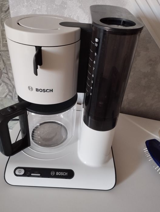 Кофеварка Bosch белая с черным