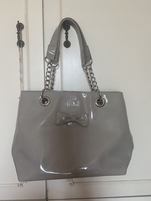 Сива лачена чанта Harrods закупена от Лондон