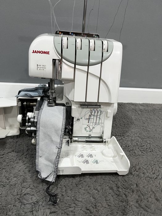 Продам Оверлок JANOME 4952