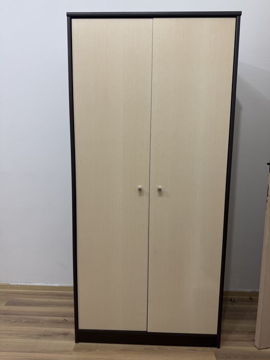 Продам 2 шкафа стеклянный и платяной