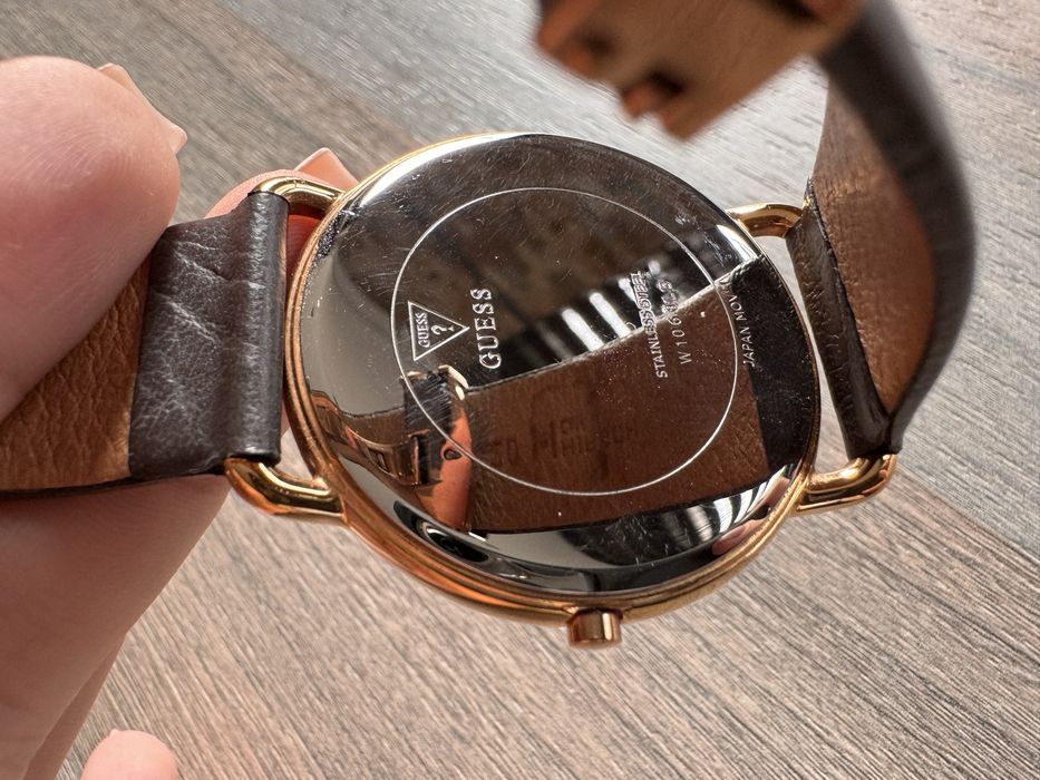 Часовник Guess със сертификат и кутия