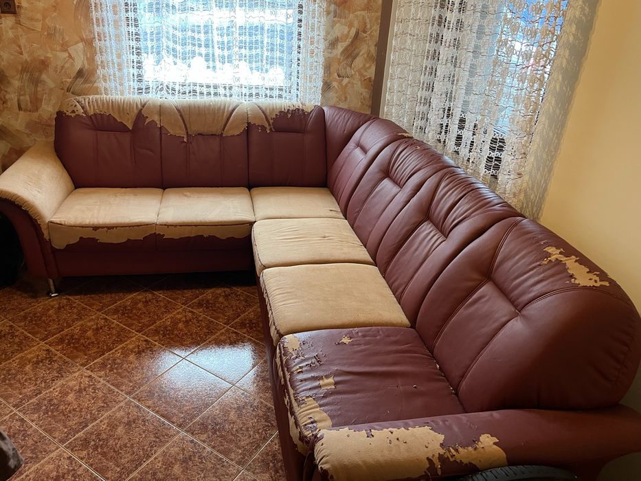 Диван кожен с покривало