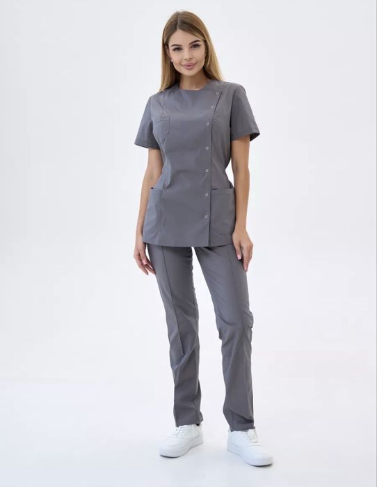 Продам медицинский костюм новый