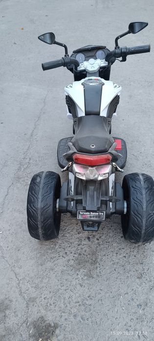 Детский матоцыкал на зарядке