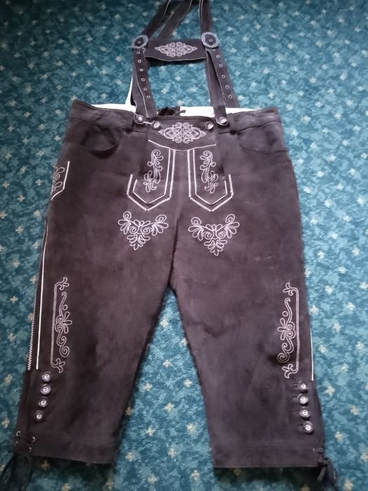 Vând pantaloni de bărbați din piele întoarsă.