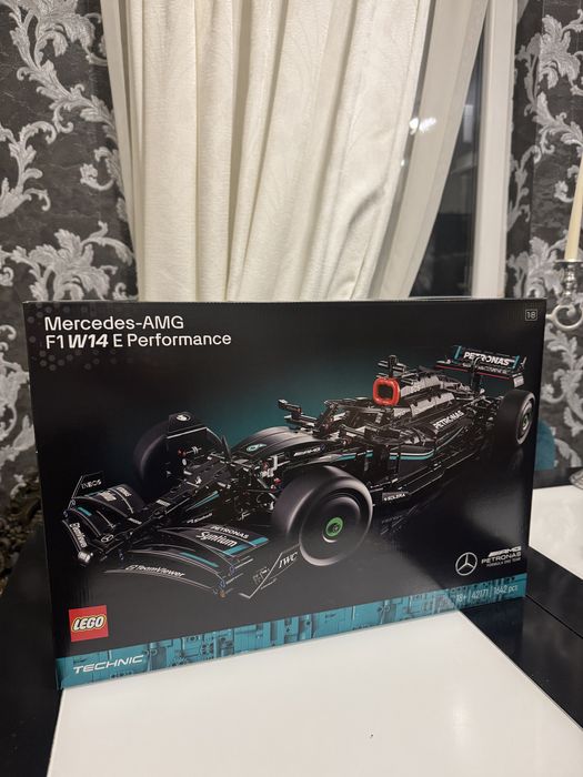 Lego technic f1 42206 и 42171 mercedes redbull ново