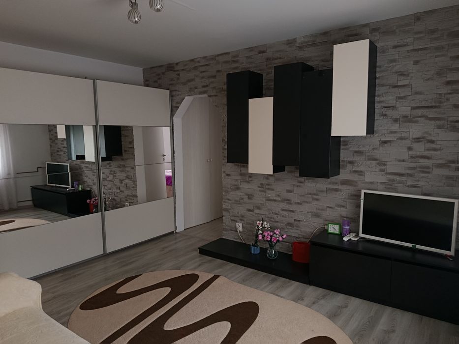 Închiriez apartament cu 3 camere