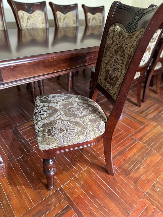 Стол со стульями в хорошем состоянии