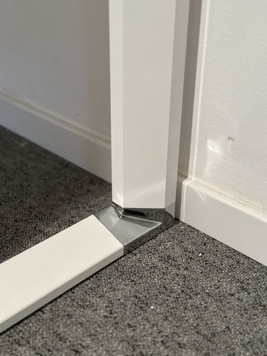 Birou modern pe cadru metalic