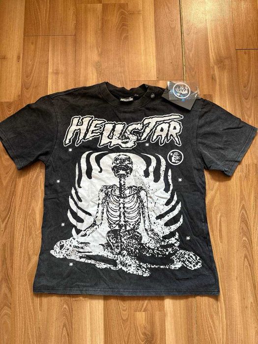 Tricou Hellstar cu eticheta (nu Nike, Gucci, Adidas, Balenciaga)