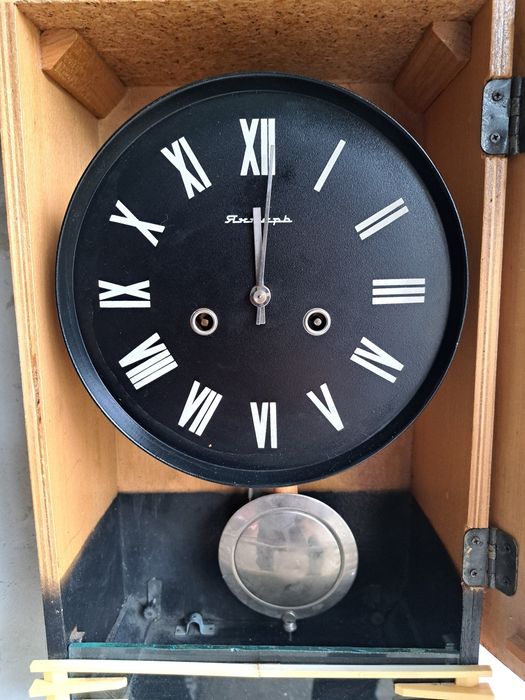 Стенен часовник Янтар