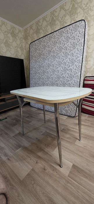 Стол кухонный, ношки хром.