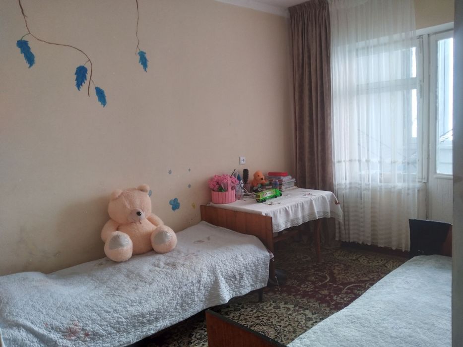 3 xonali kvartira sotiladi 4 etajli uyning 2 etajida