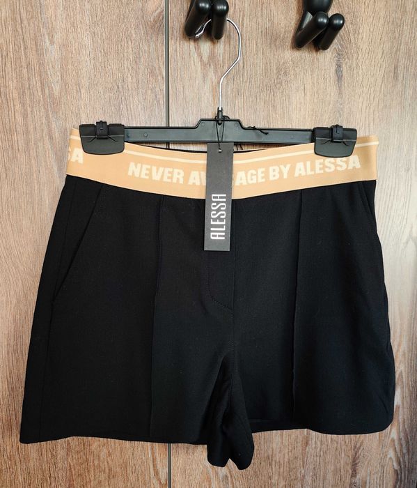 Alessa къси панталонки с вграден колан