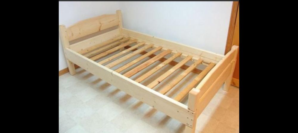 Кровать из дерева
