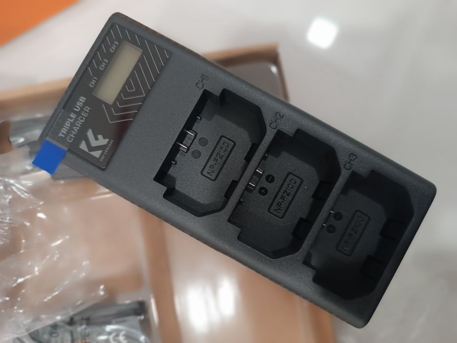 Зарядно и 3 бр.батерии за фотоапарат Sony