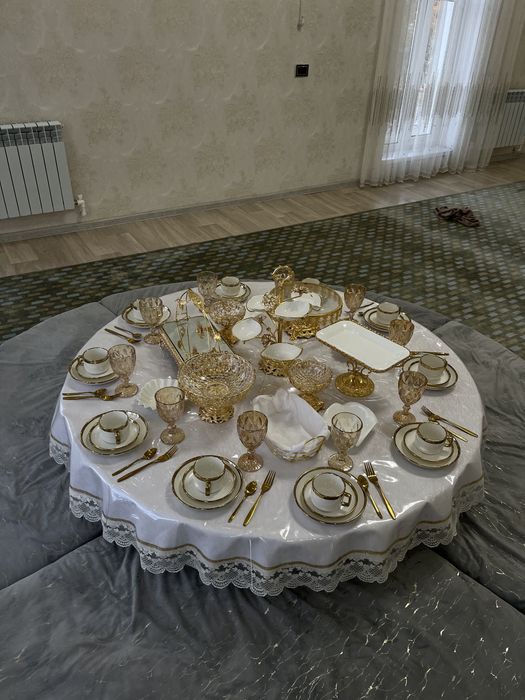 4 круглых столов с посудой и корпешками