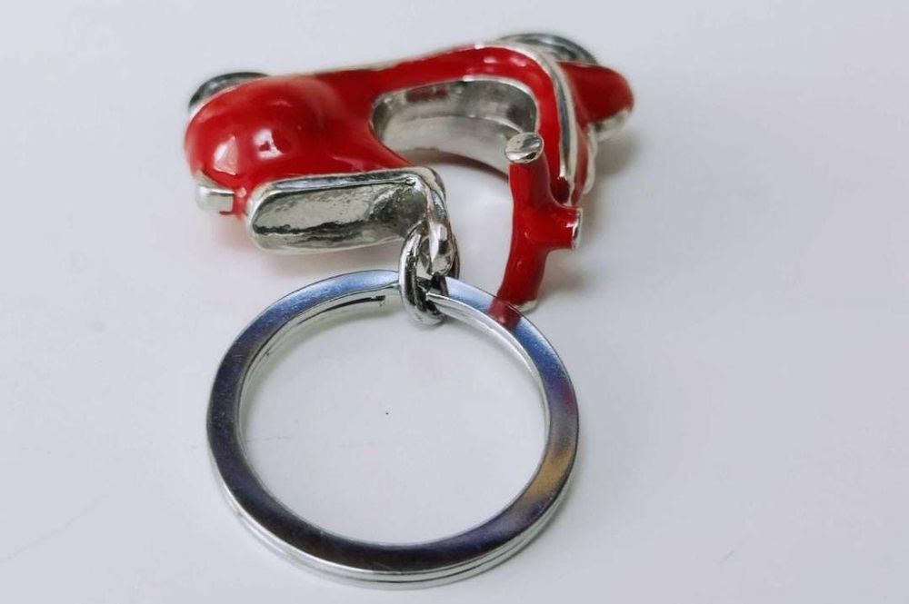 Breloc cheii Vespa , metal placat cu argint si email rosu