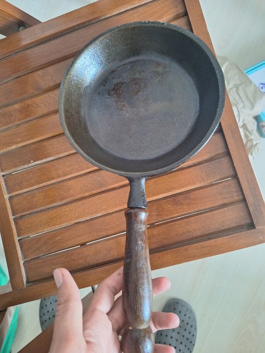 Tigaie fonta cu maner de lemn
