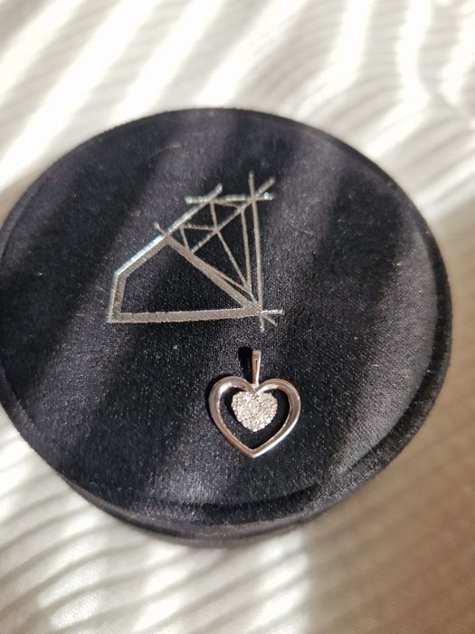 Златно сърце с диаманти