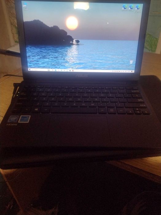 Продавам лаптоп  ASUS VivoBook L203NA