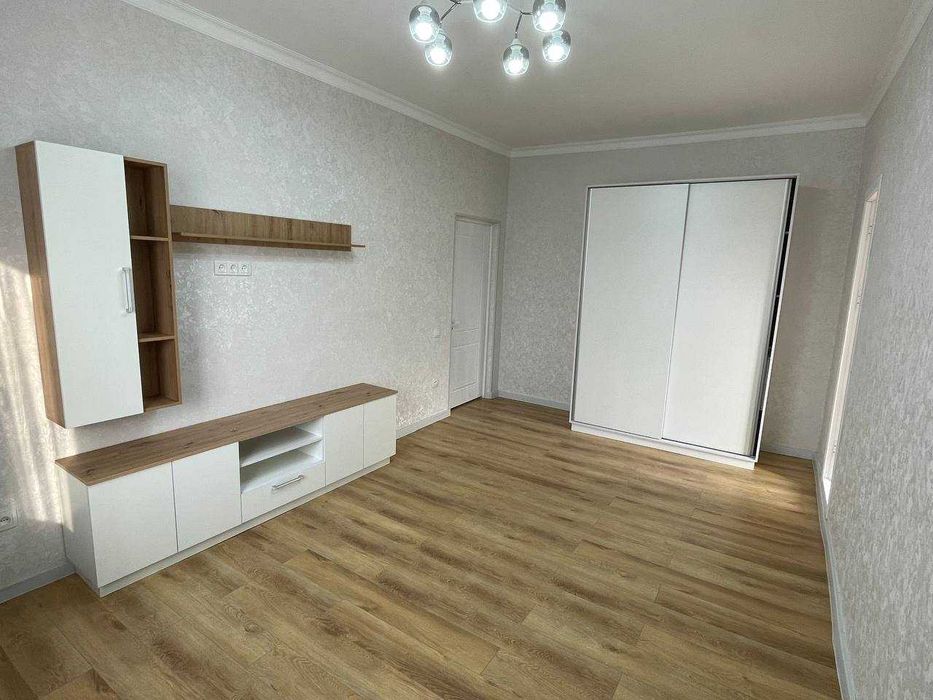 Продам с новым ремонтом и встроенной мебелью 1-комн квартиру м. Киёт