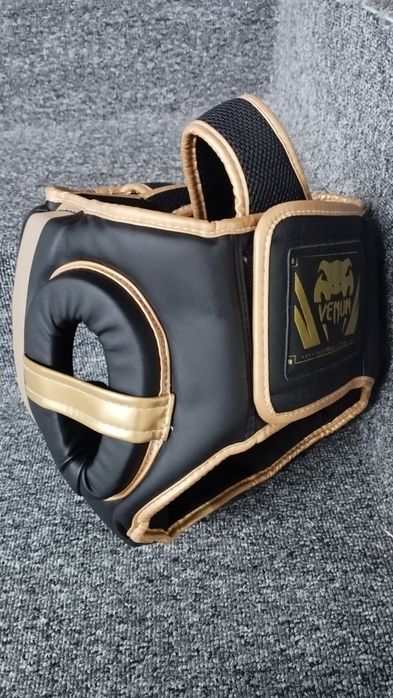 Шлем для спорта, фута для защиты ног