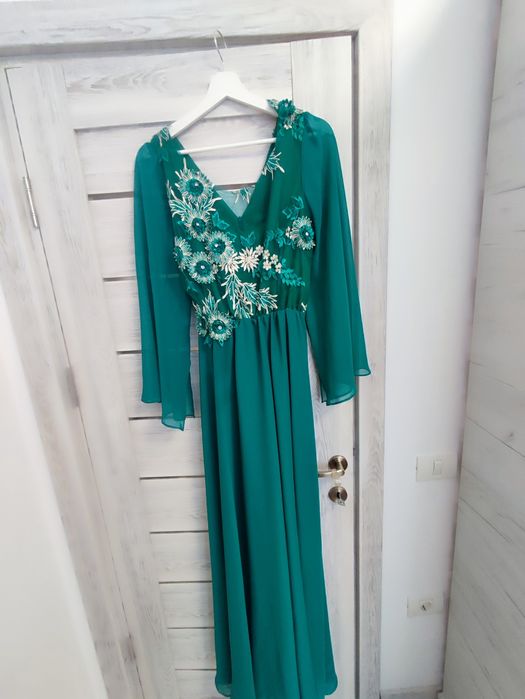 Vând rochii de ocazie aproape noi