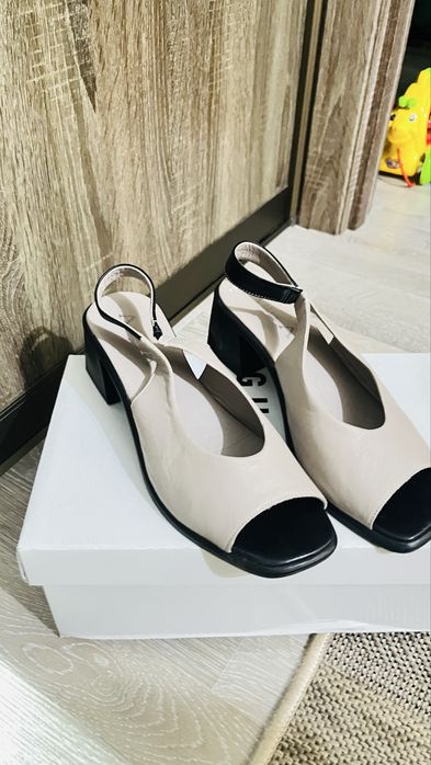 Продаю женскую обувь летнюю