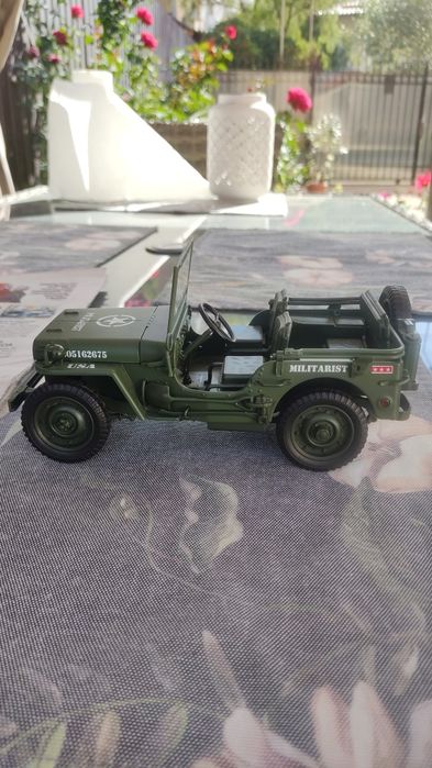 Vând machetă Jeep Willis md.1943 mărimea 1:18
