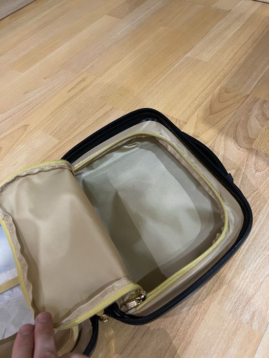 Ново куфарче за козметика Deliplus с подарък