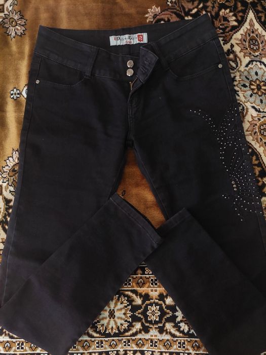 Продам джинцы черные