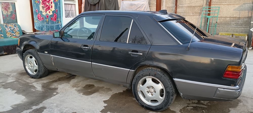 Продам машину 124 мерс