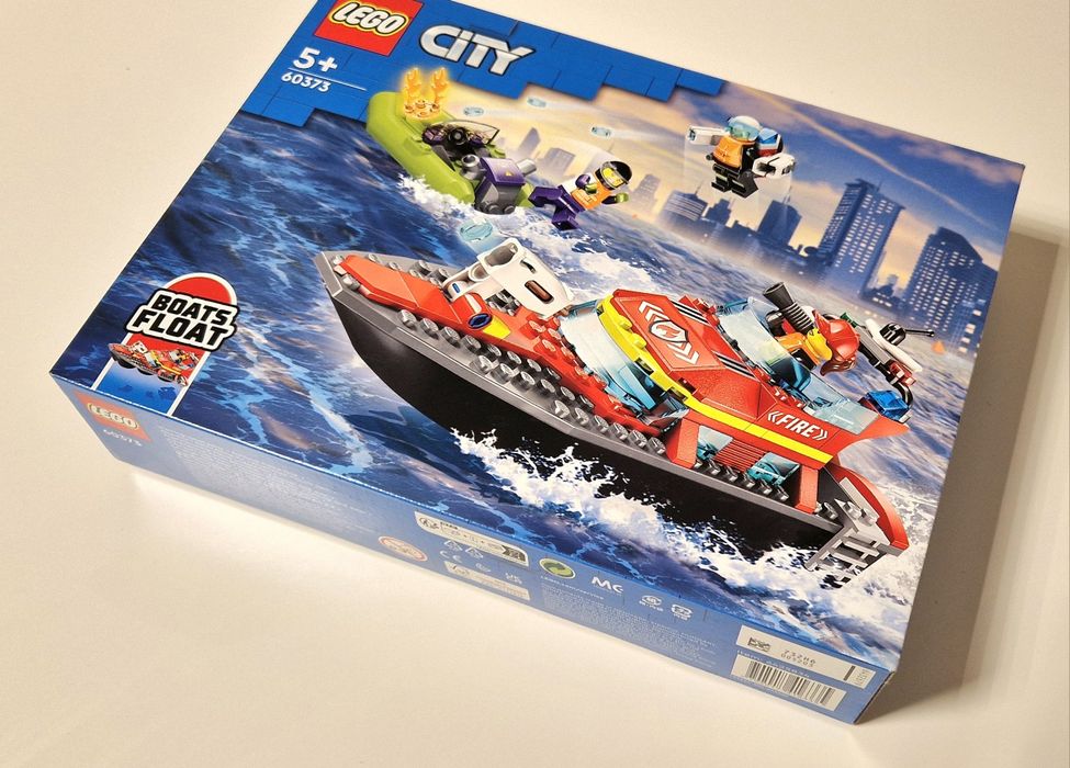 Ново LEGO City 60373 – Пожарникарска спасителна лодка