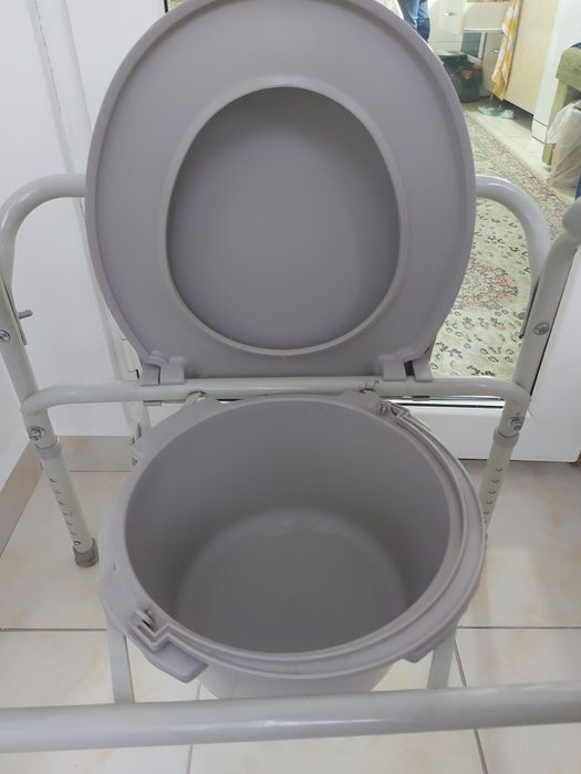 Кресло туалет . Ведро внизу.