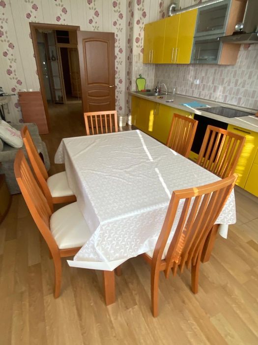 Продается кухонный стол с 6 стульями