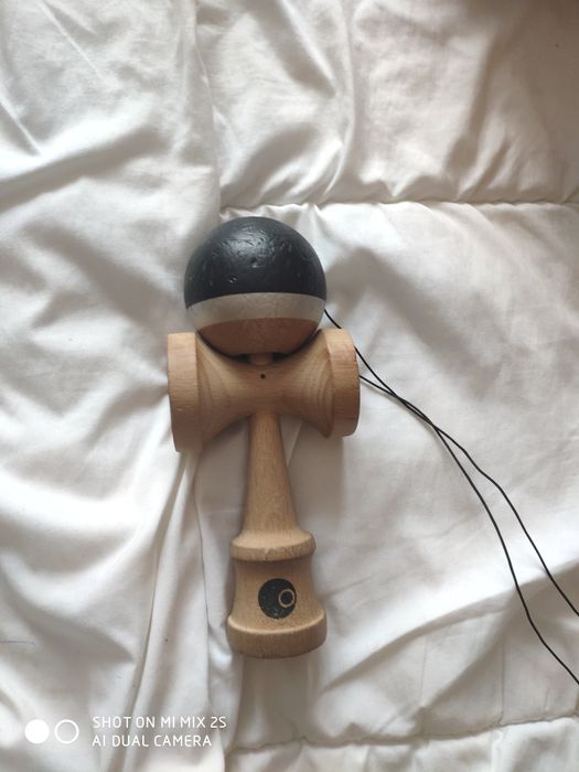 Vând vioara yamaha o kendama candy krom party pelle și două iphoneuri