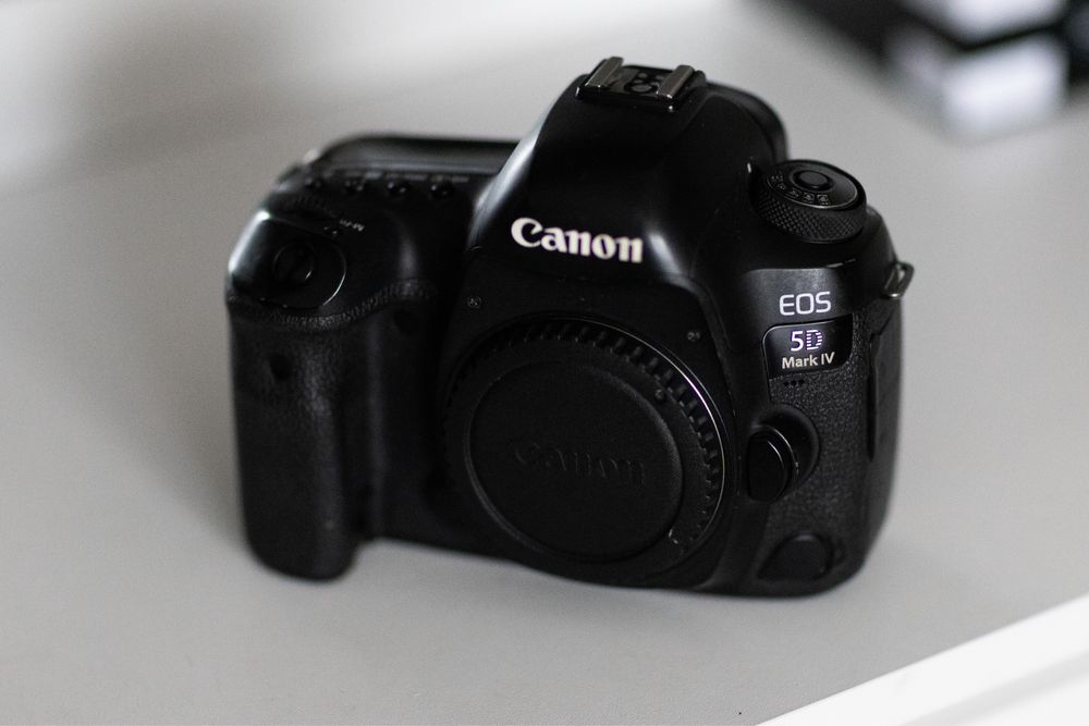 Canon 5D Mark IV + Grip