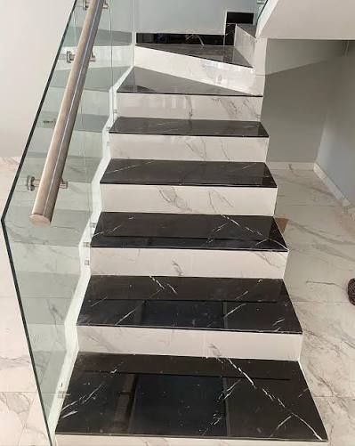 Лестница внутренный из мрамора