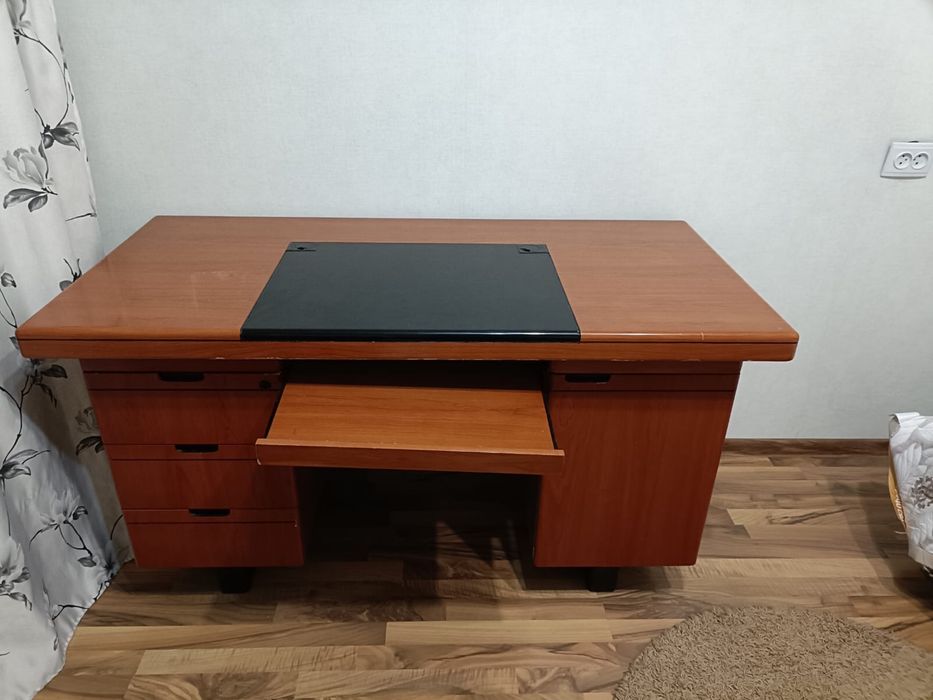 Продается письменный стол