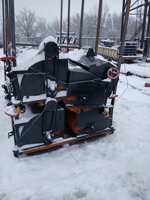 Продам срочно  щетки на мини фронтальный погрузчик